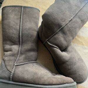 Cozy Gray Suede Ugg Boots 🥾 Good Condition!